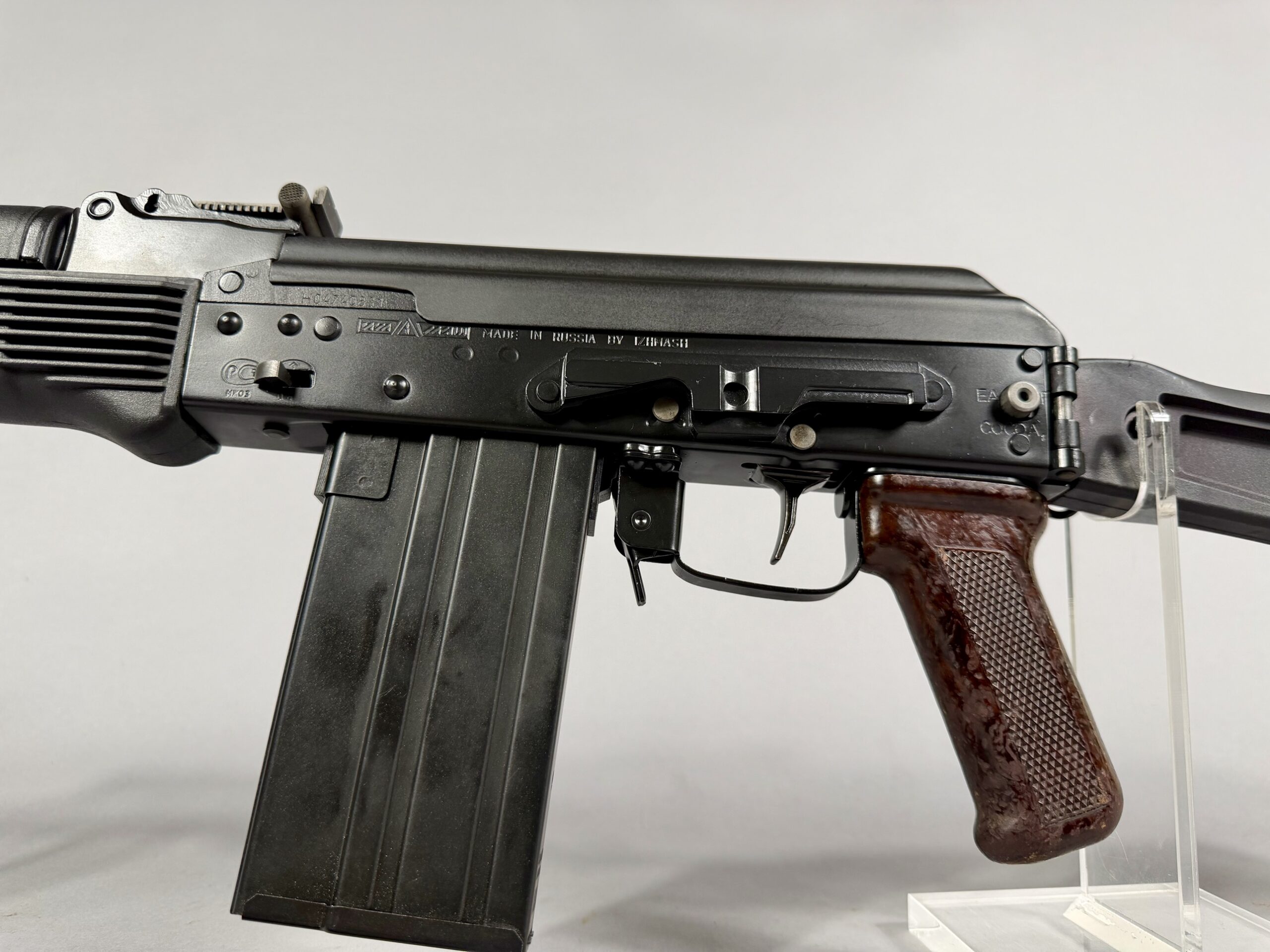 Left three-quarter view of the receiver